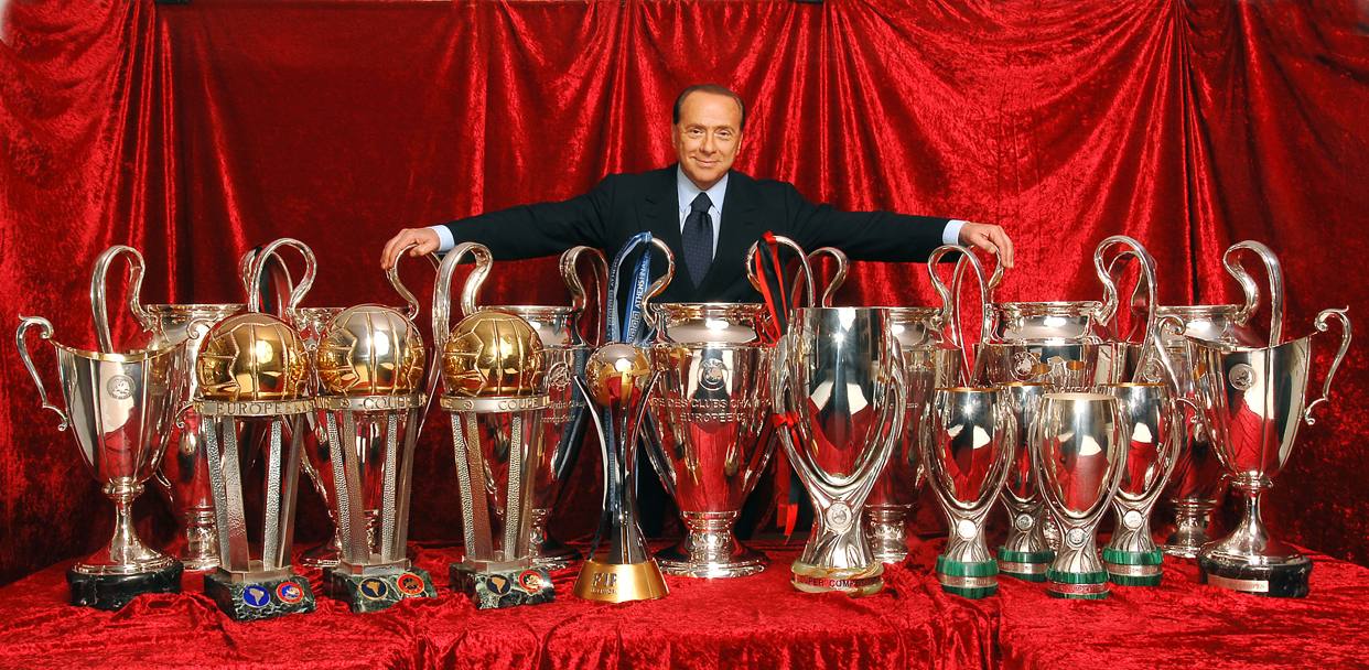 Silvio Berlusconi in posa con i 18 trofei internazionali conquistati dal Milan, di cui 13 nella sua era durata 29 anni. Bozzani